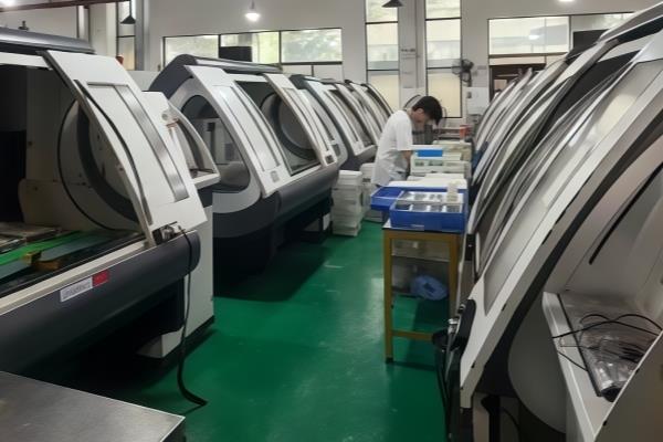 ガラス保護フ ィ ルム工場