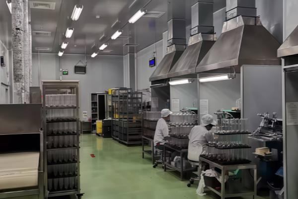 ブロー成型工場